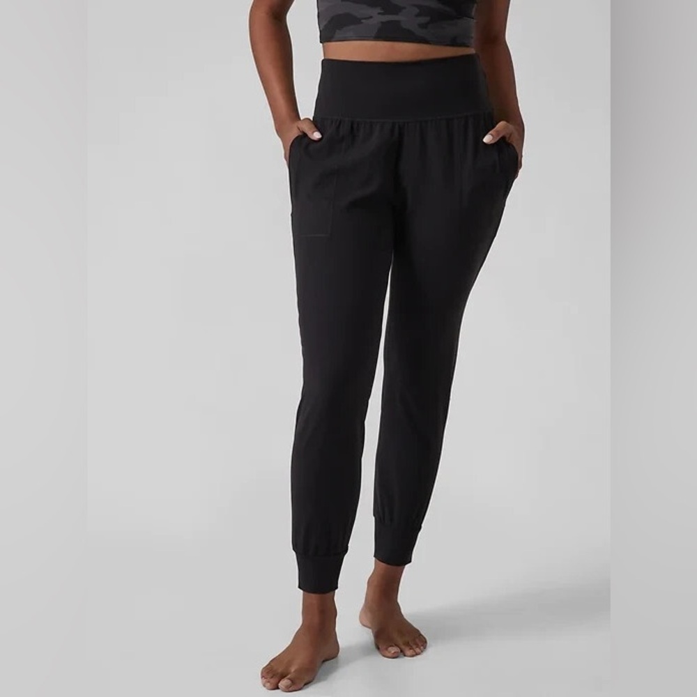 Athleta Black Cruise Jogger in Powervita